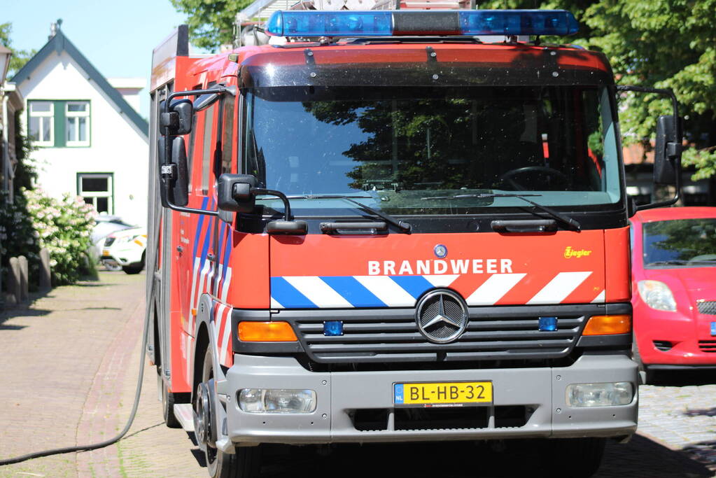 Brand in schuur tussen twee woningen