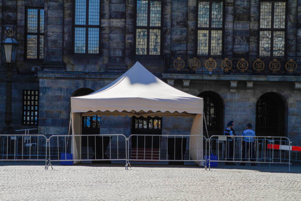 Veel politie en marechaussee bij Koninklijk Paleis
