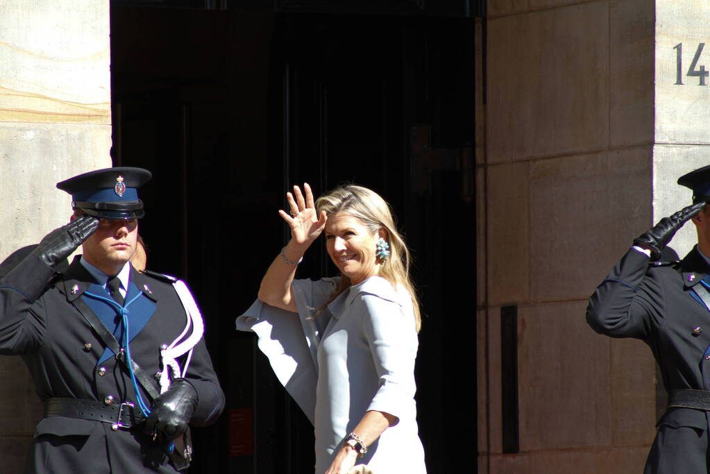 Veel politie en marechaussee bij Koninklijk Paleis