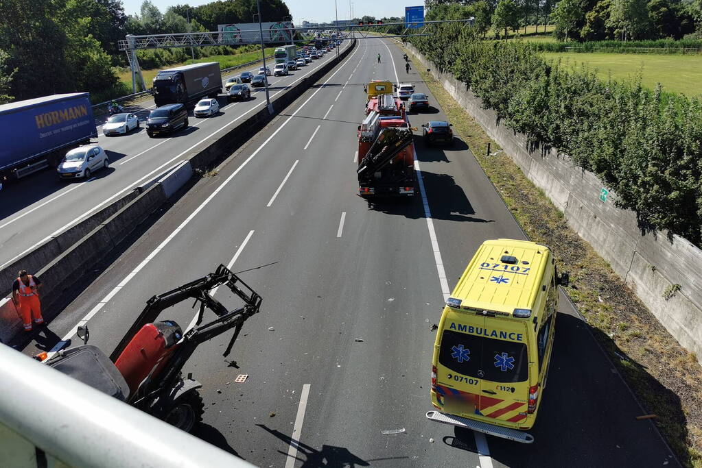 Snelweg afgesloten na ongeval met tractor