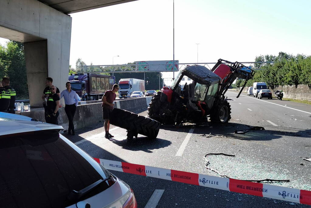 Snelweg afgesloten na ongeval met tractor