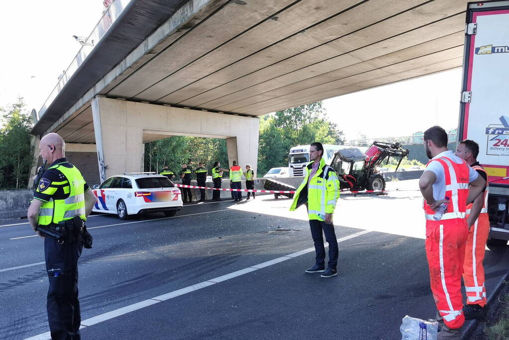 Snelweg afgesloten na ongeval met tractor