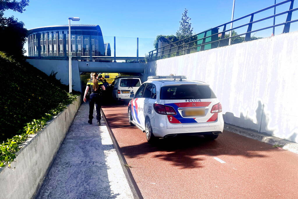 Twee fietsers botsen op fietspad