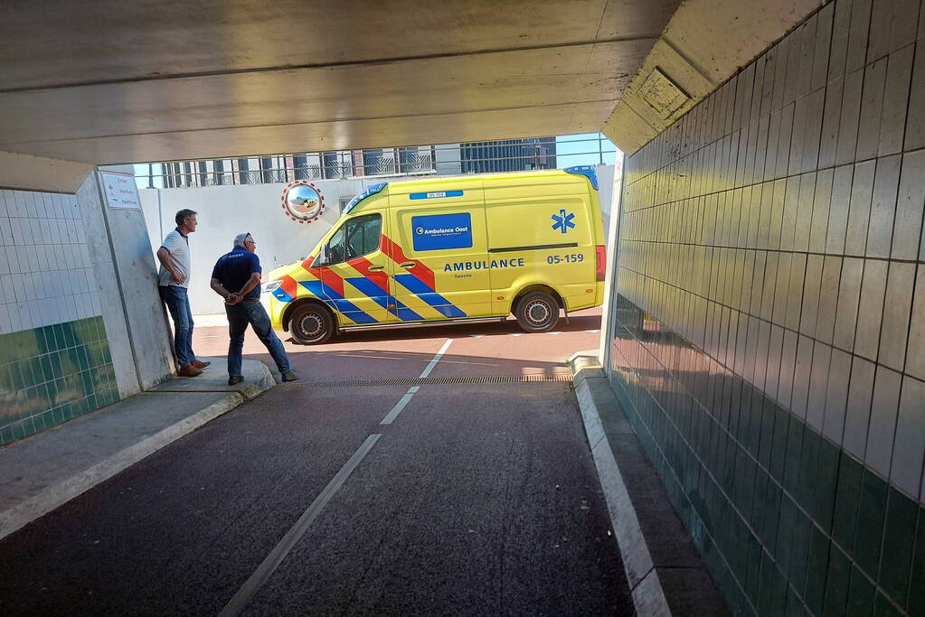 Twee fietsers botsen op fietspad