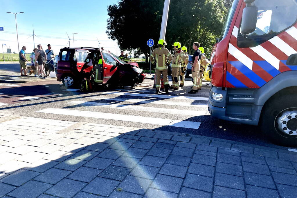 Auto vliegt uit de bocht en klapt tegen paal