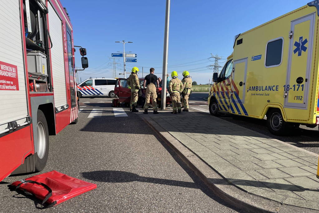 Auto vliegt uit de bocht en klapt tegen paal
