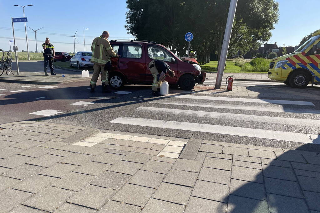 Auto vliegt uit de bocht en klapt tegen paal