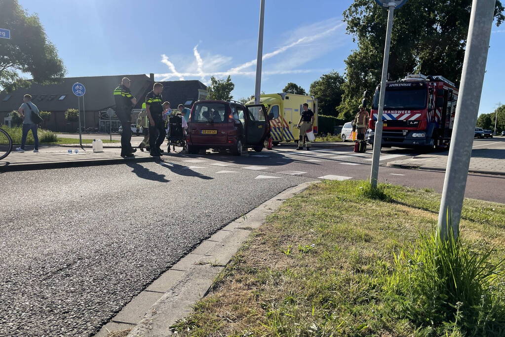Auto vliegt uit de bocht en klapt tegen paal
