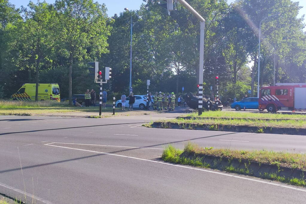 Auto slaat over de kop bij botsing