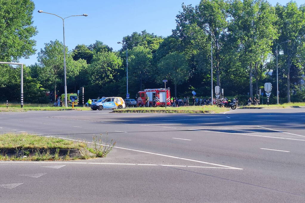 Auto slaat over de kop bij botsing