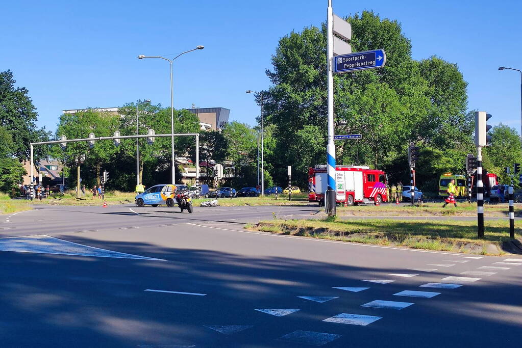 Auto slaat over de kop bij botsing