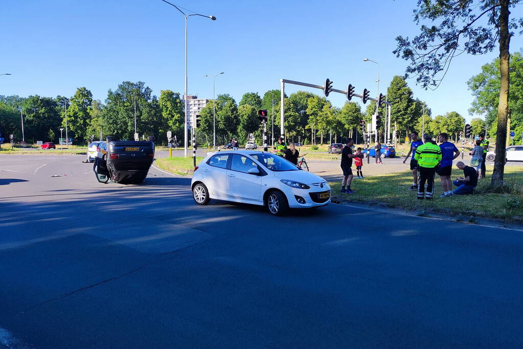 Auto slaat over de kop bij botsing