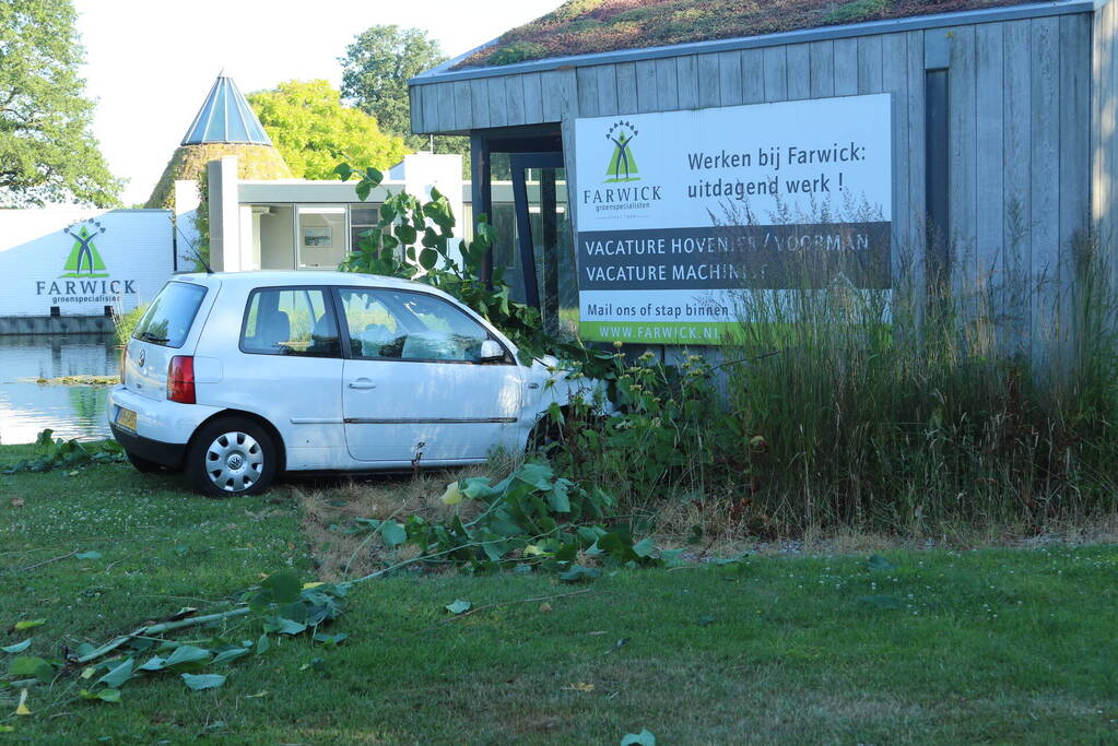 Automobilist raakt van de weg botst tegen tuinhuis