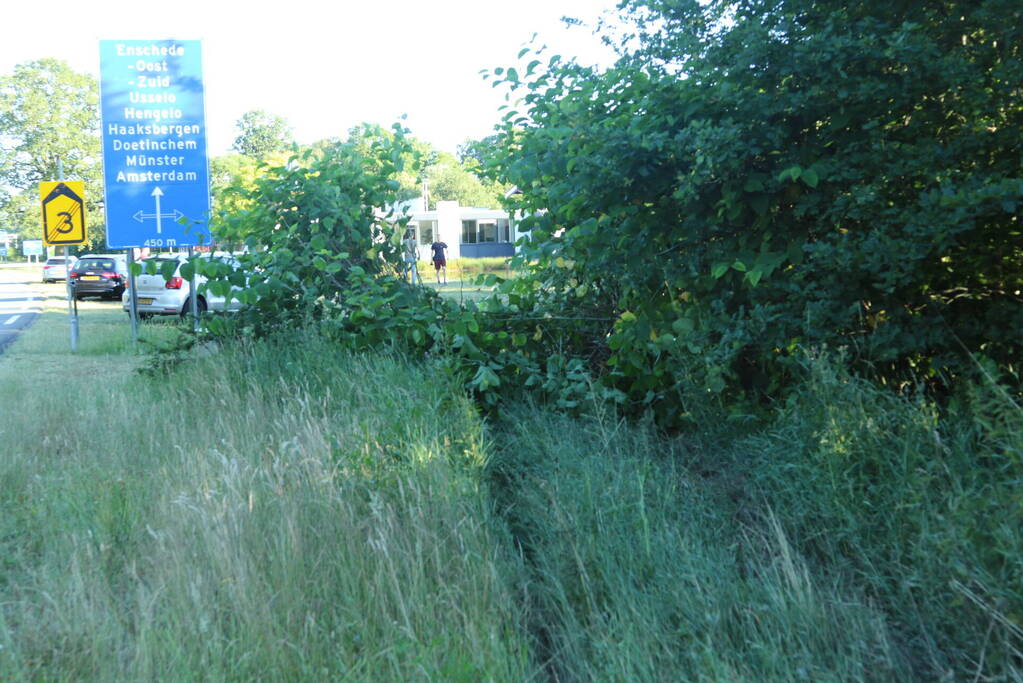 Automobilist raakt van de weg botst tegen tuinhuis