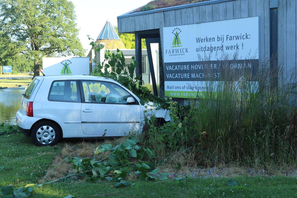 Automobilist raakt van de weg botst tegen tuinhuis
