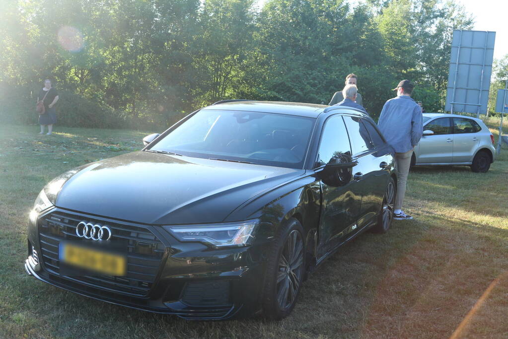 Automobilist raakt van de weg botst tegen tuinhuis