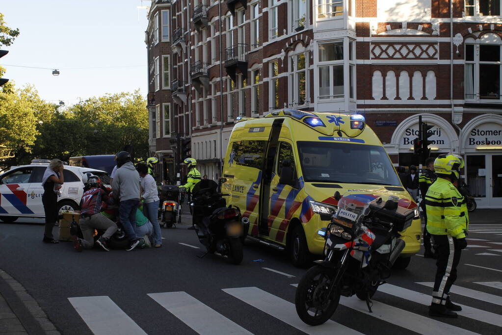 Persoon bekneld na ongeval met bezorgscooter