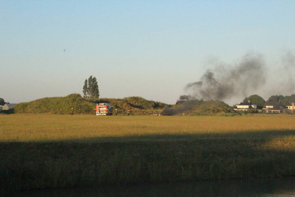 Auto midden in het veld verwoest vanwege brand