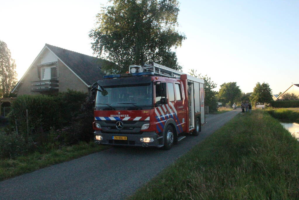 Auto midden in het veld verwoest vanwege brand