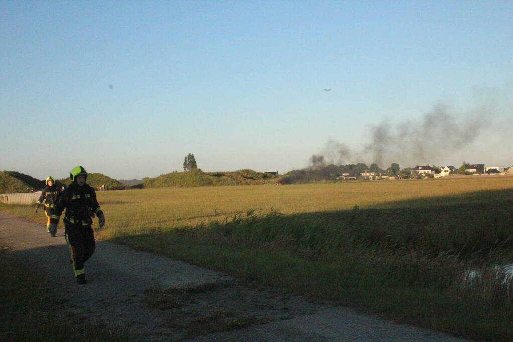 Auto midden in het veld verwoest vanwege brand