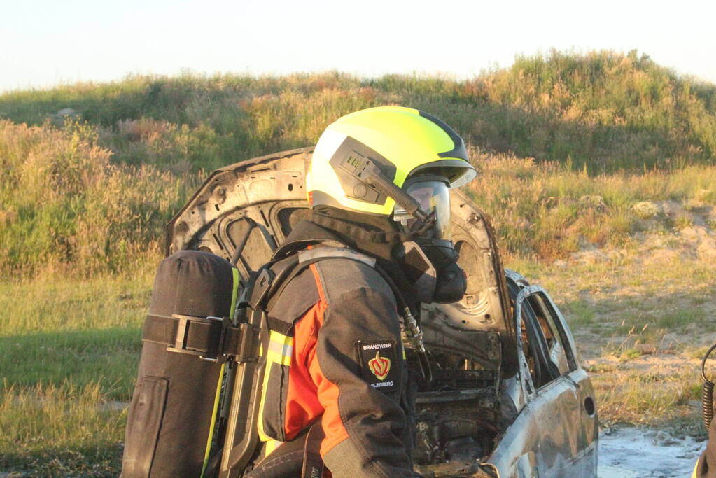 Auto midden in het veld verwoest vanwege brand
