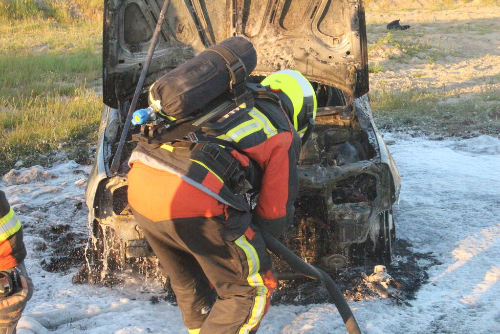 Auto midden in het veld verwoest vanwege brand