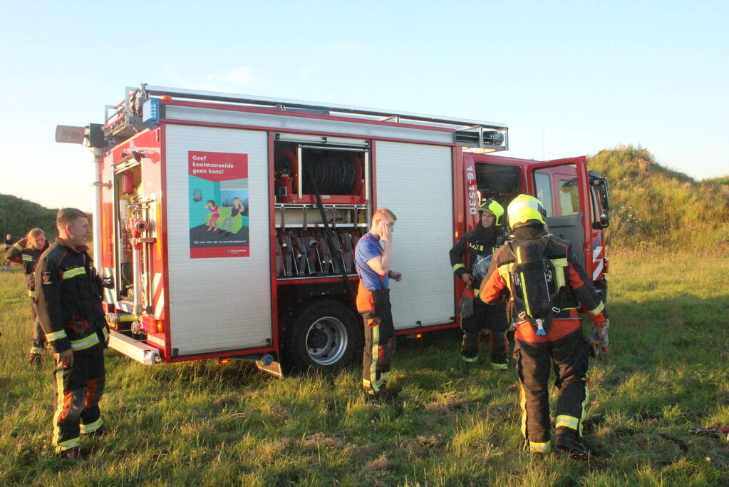 Auto midden in het veld verwoest vanwege brand