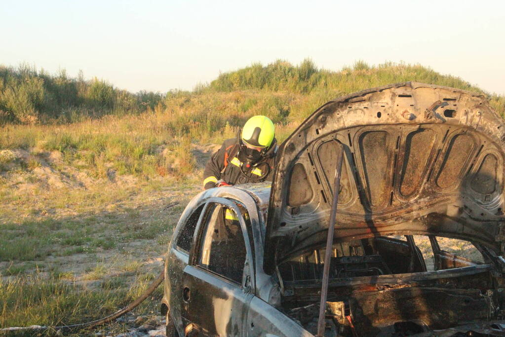 Auto midden in het veld verwoest vanwege brand