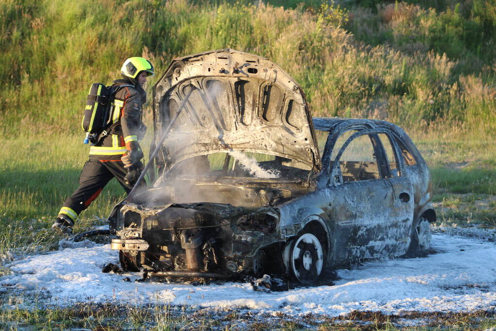 Auto midden in het veld verwoest vanwege brand