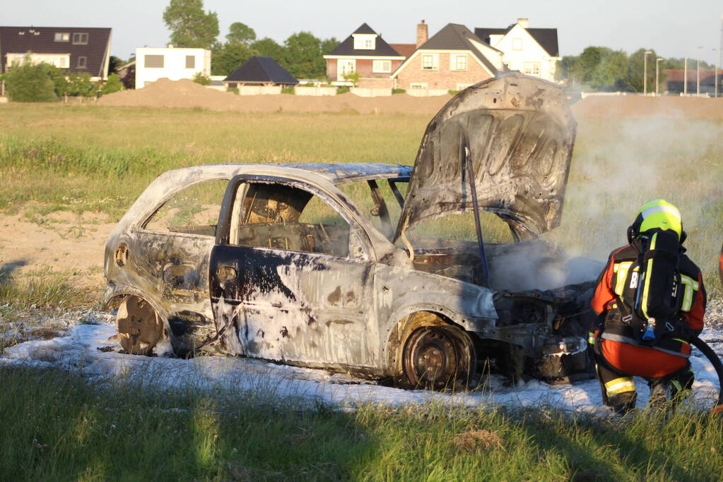 Auto midden in het veld verwoest vanwege brand