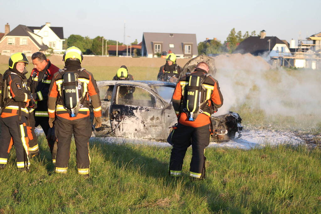 Auto midden in het veld verwoest vanwege brand
