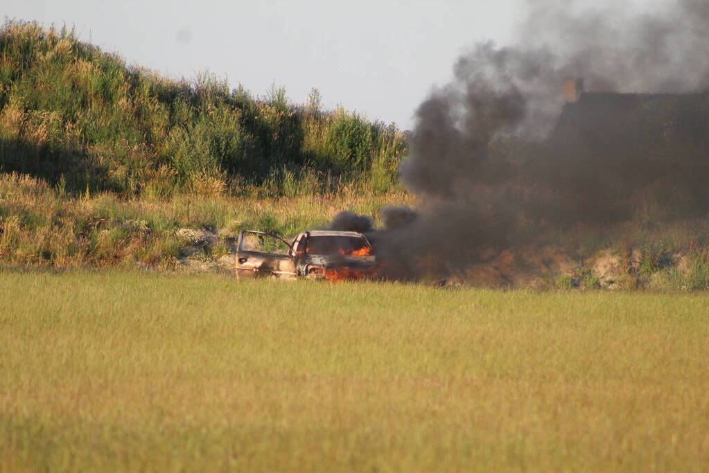 Auto midden in het veld verwoest vanwege brand