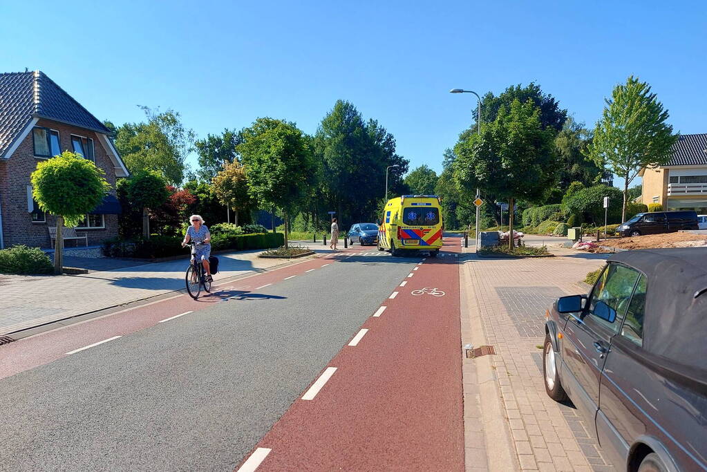 Fietser gewond naar ziekenhuis na botsing met auto