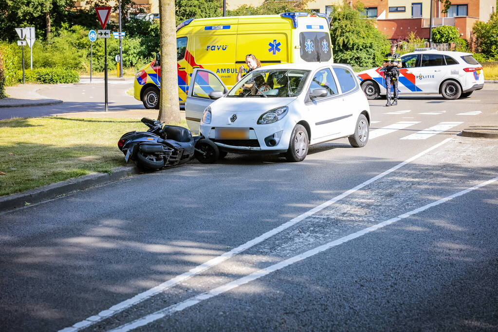 Scooter aangereden op rotonde in Nieuwland