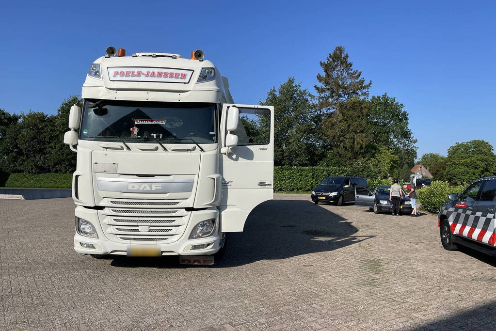 Auto flink beschadigd bij aanrijding met vrachtwagen