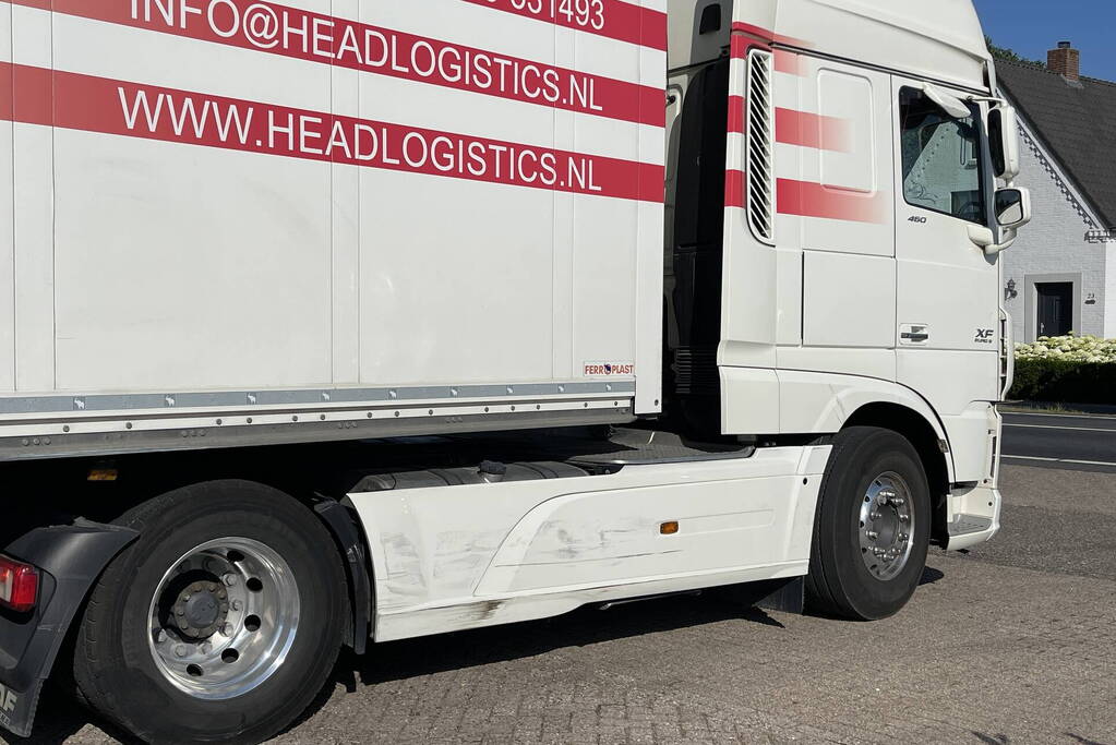 Auto flink beschadigd bij aanrijding met vrachtwagen