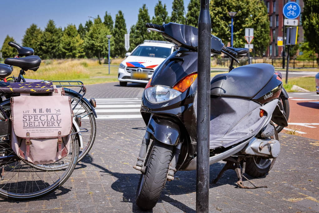 Scooter aangereden op drukke rotonde in Vathorst