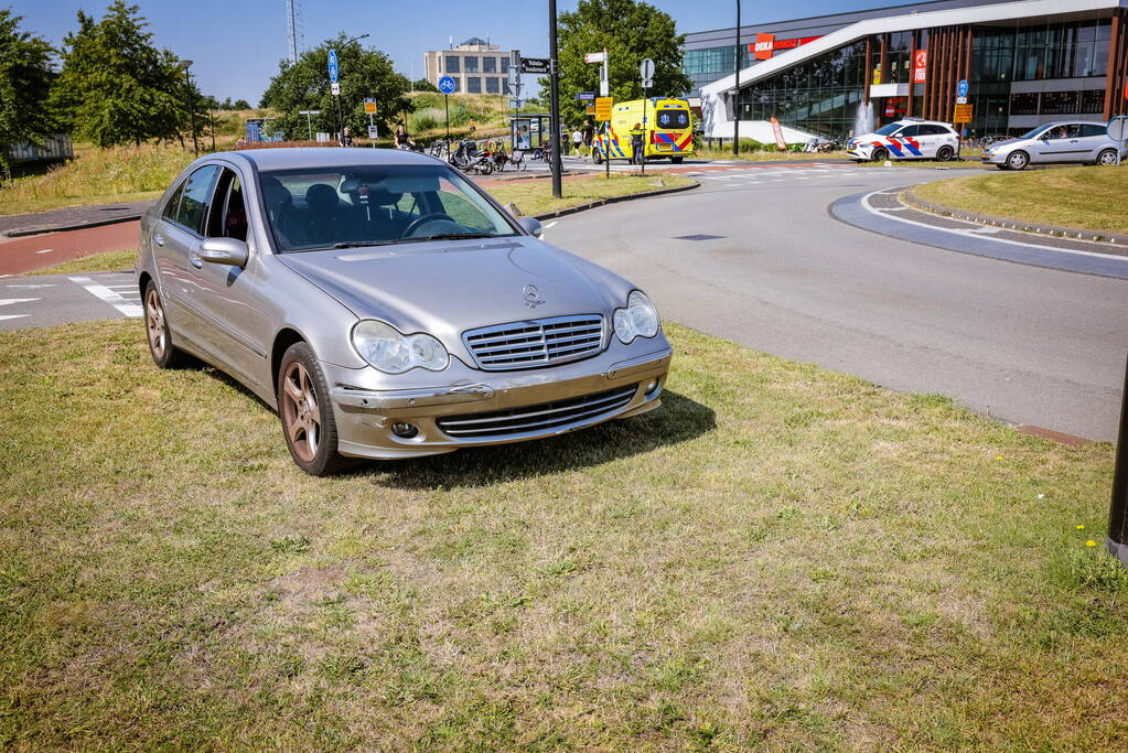 Scooter aangereden op drukke rotonde in Vathorst