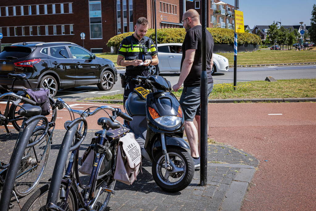 Scooter aangereden op drukke rotonde in Vathorst