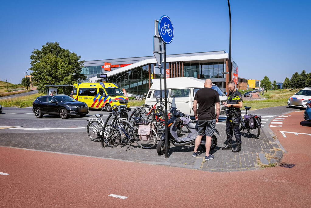 Scooter aangereden op drukke rotonde in Vathorst