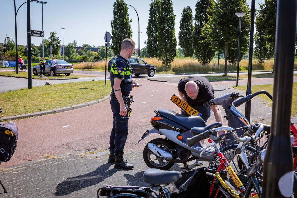 Scooter aangereden op drukke rotonde in Vathorst