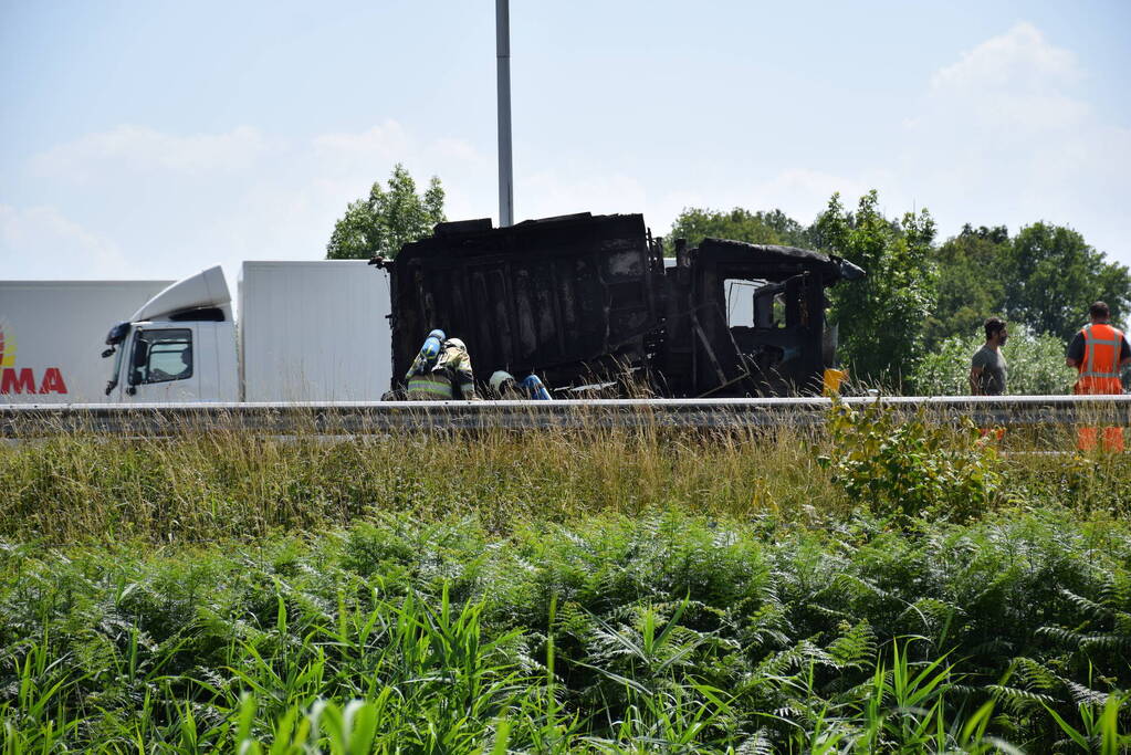 Veegwagen vlieg op snelweg in brand