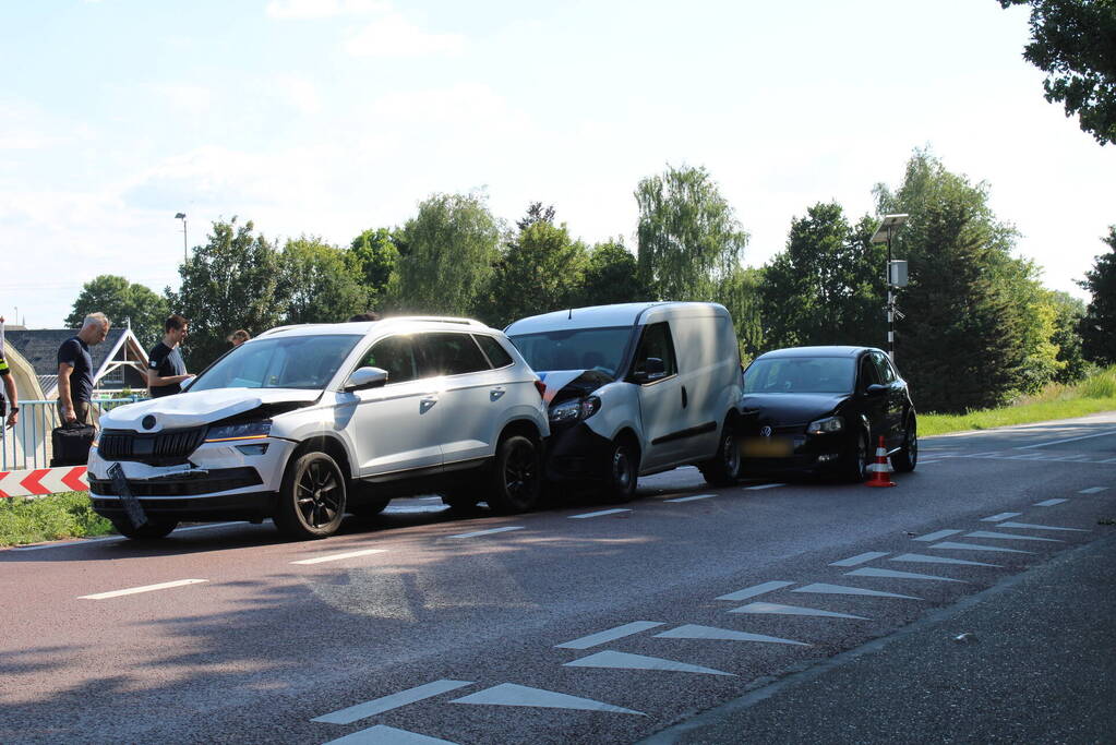 Vier voettuigen betrokken bij kettingbotsing