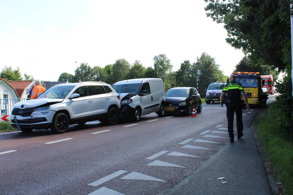 Vier voettuigen betrokken bij kettingbotsing