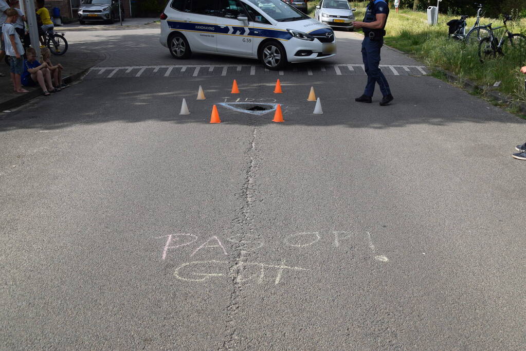Kinderen waarschuwen voor sinkhole in wegdek