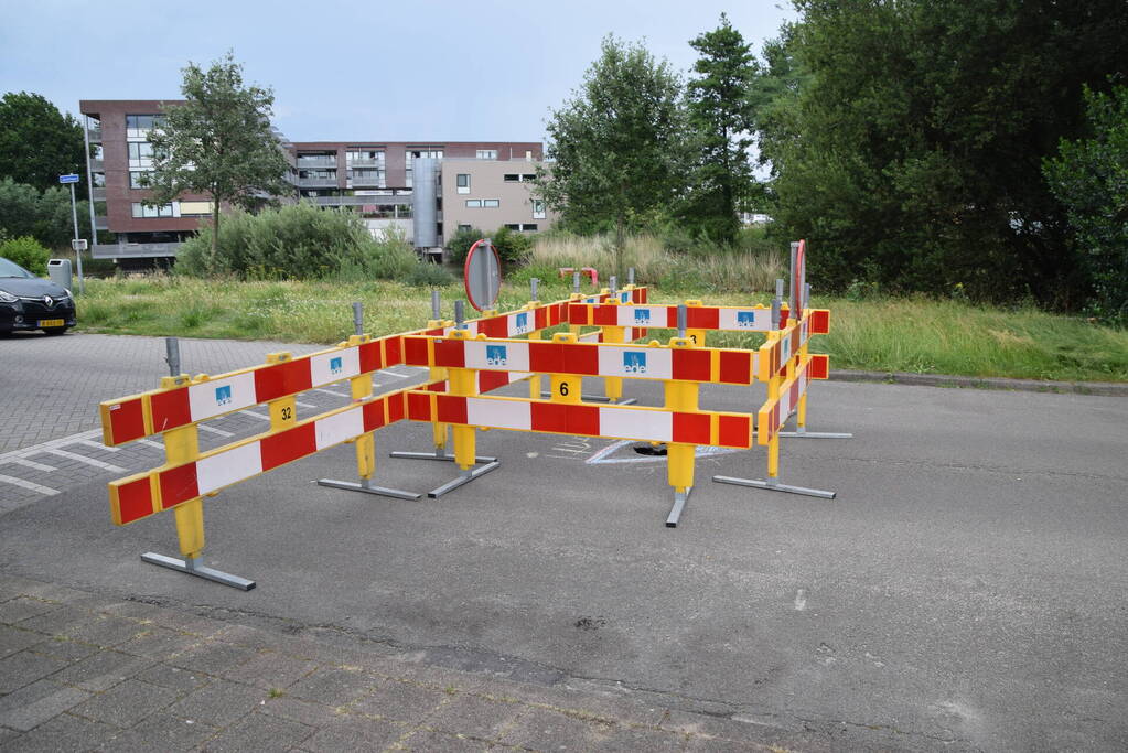Kinderen waarschuwen voor sinkhole in wegdek