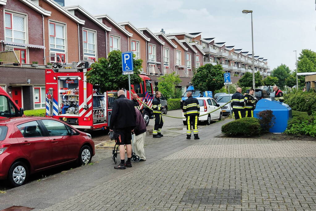Brandweer vult container met water na brandmelding