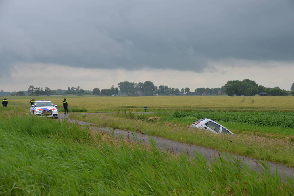 Automobilist belandt in sloot naast provinciale weg