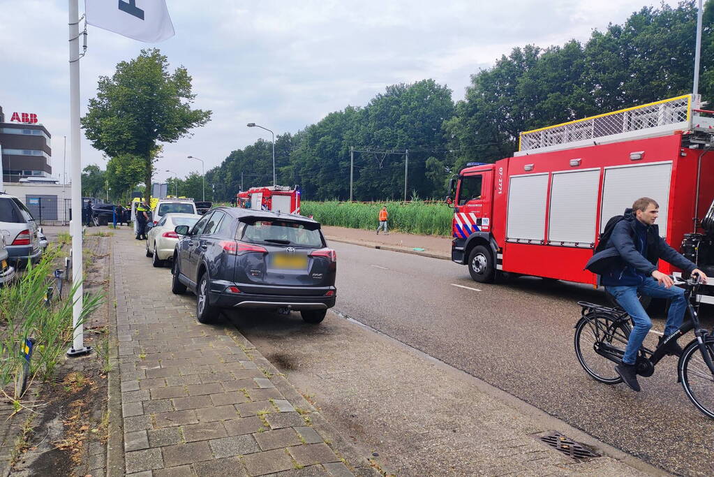 Twee auto's botsen bij uitrit
