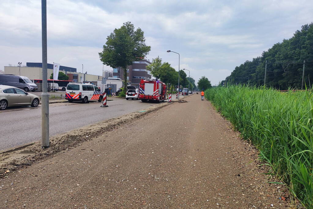 Twee auto's botsen bij uitrit